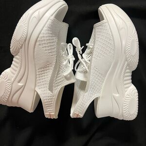 White Sneakers with Sleek Design and Comfort NWOT